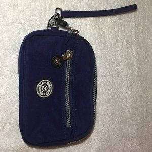 A dark blue Jinqiaoer wristlet
